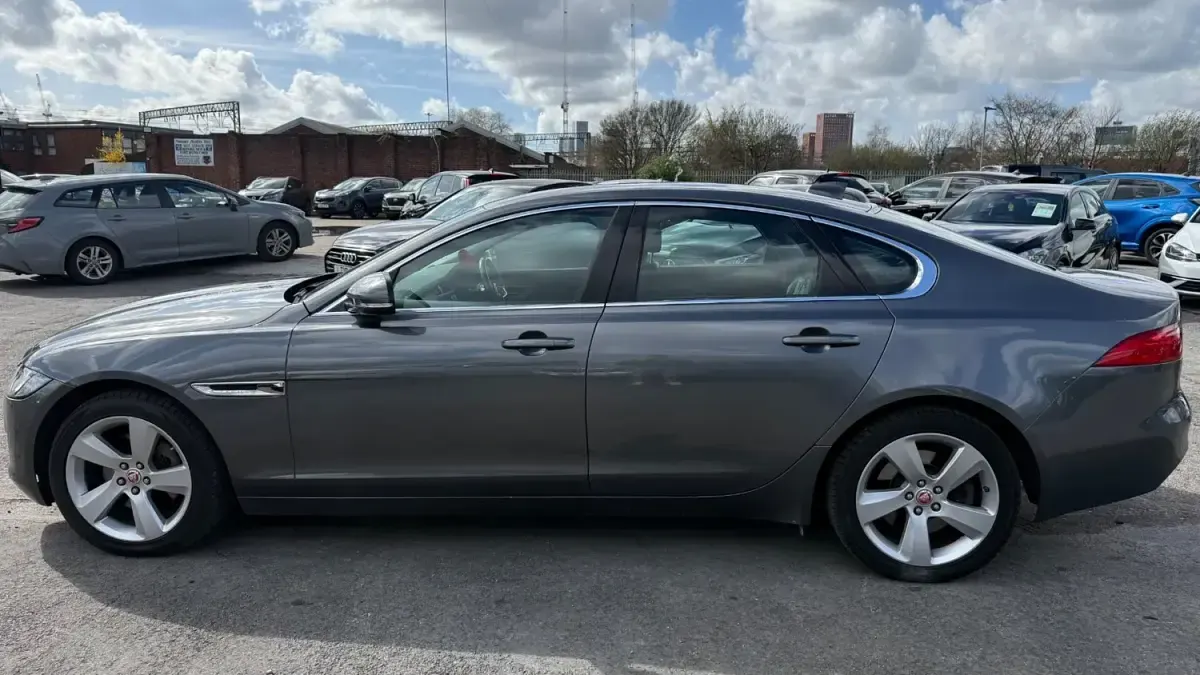 Gebraucht Jaguar XF Prestige 250 PS (183 kW) 2017 Grau Limousine