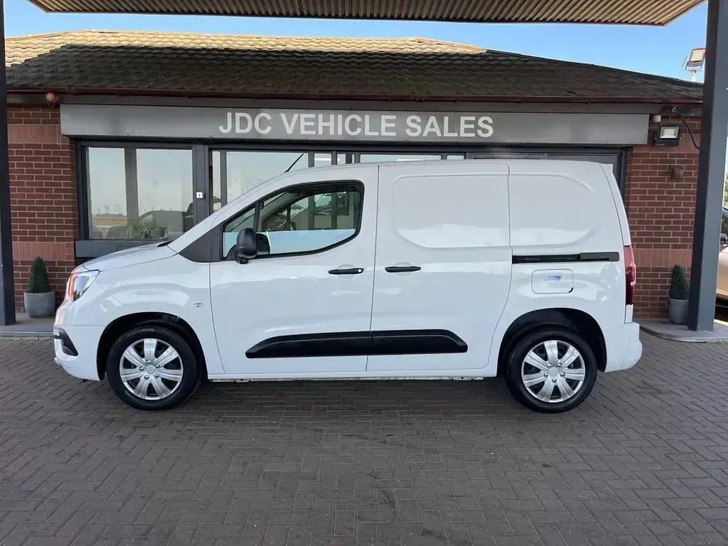 Used Vauxhall Combo Sportive 100 HP (73 kW) 2020 White MPV