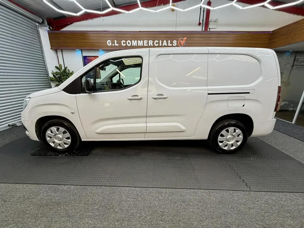 Used Vauxhall Combo S 100 HP (73 kW) 2023 White MPV