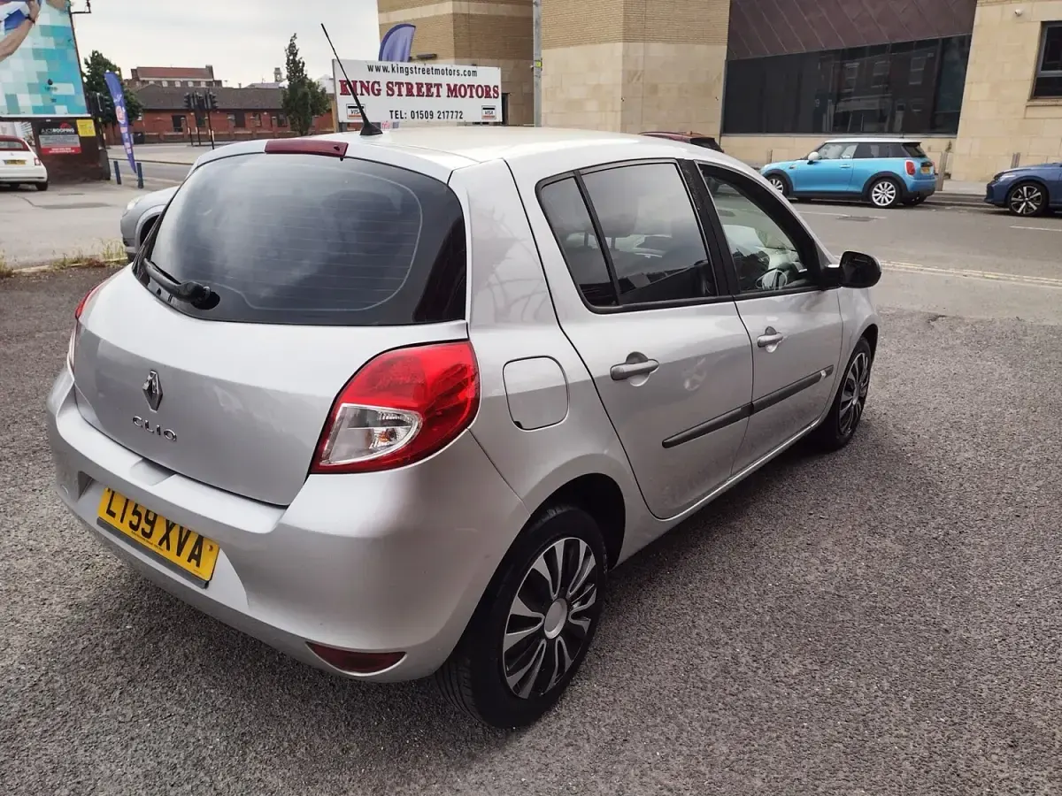 Used Renault Clio Expression 128 HP (94 kW) 2009 Silver Hatchback
