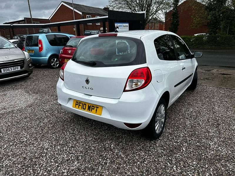 Used Renault Clio II 2010 White Hatchback