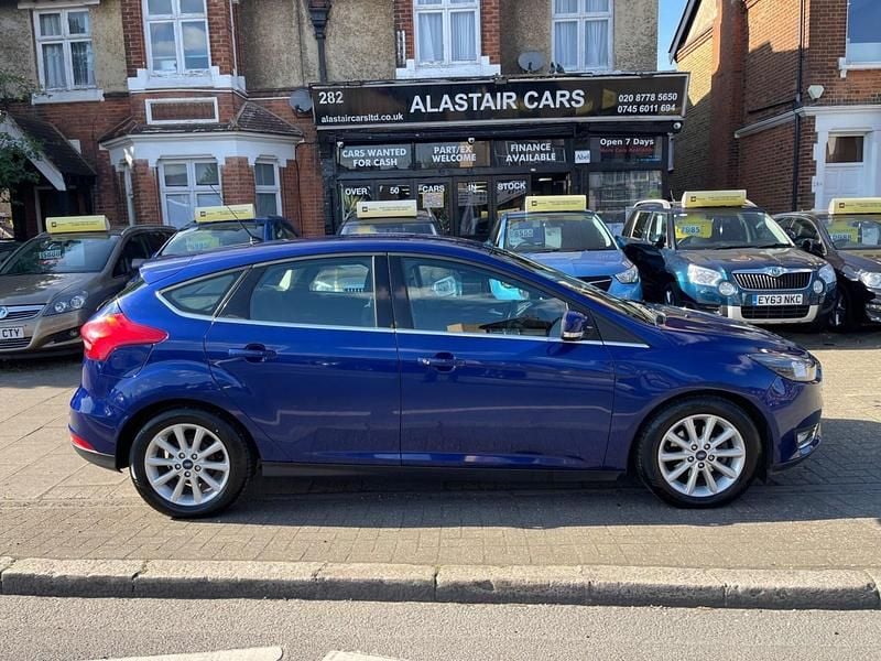 Used Ford Focus Titanium 125 HP (91 kW) 2016 Blue Hatchback