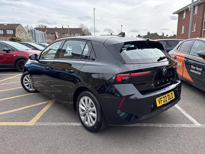 Second-hand Vauxhall Astra Design Edition 128 CP (94 kW) 2022 Negru Hatchback
