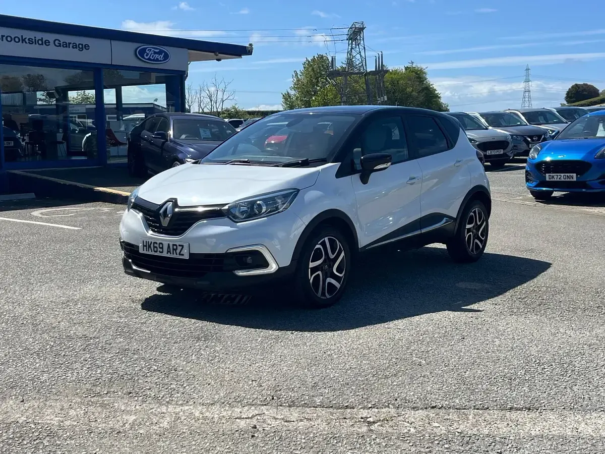Used Renault Captur Iconic 90 HP (66 kW) 2019 White/black SUV