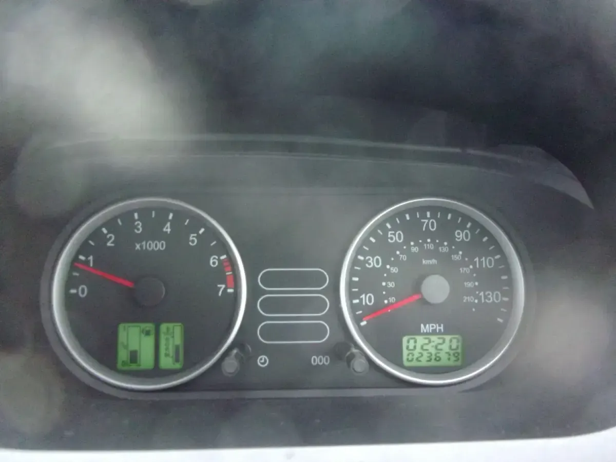 Usado Ford Fiesta Zetec 80 CV (58 kW) 2004 Plateado Utilitario
