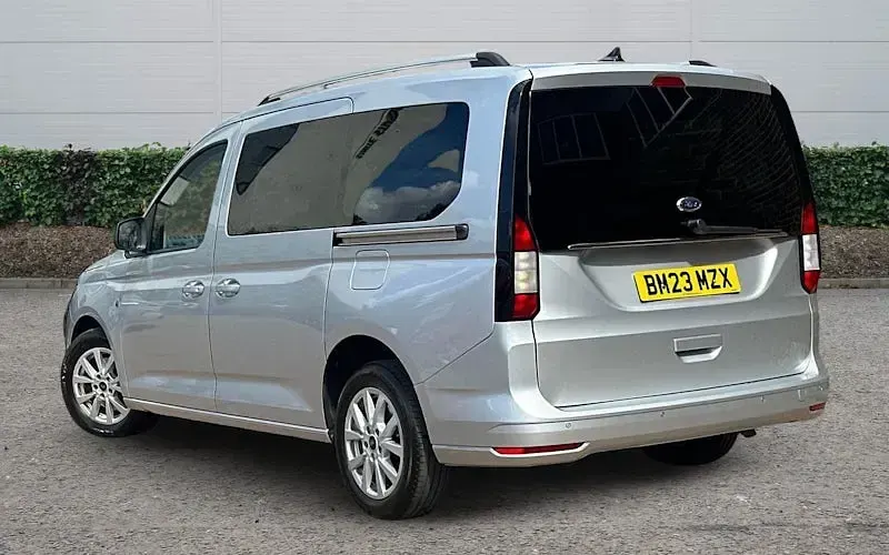 Usado Ford Tourneo Titanium 122 CV (89 kW) 2023 Plateado Familiar