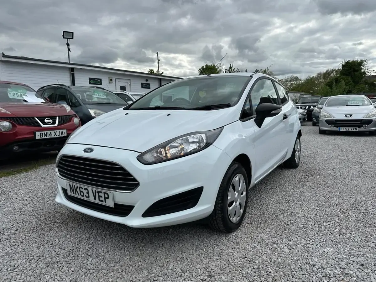 Usado Ford Fiesta Studio 82 CV (60 kW) 2014 Blanco Utilitario