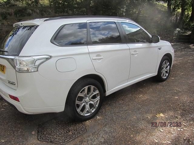 Used Mitsubishi Outlander P-HEV 2015 White Estate