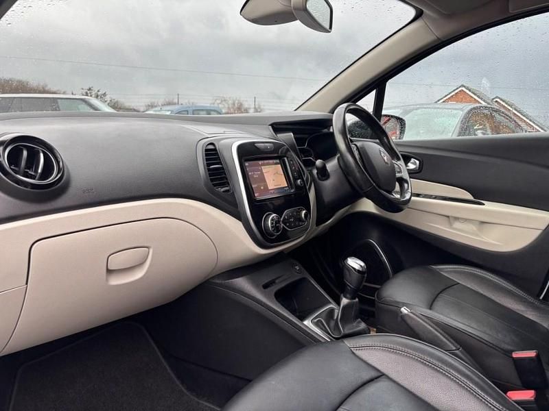 Used Renault Captur GT-Line 90 HP (66 kW) 2019 White/black SUV