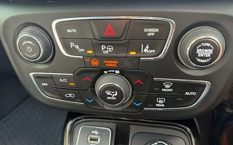 Used Jeep Compass Limited 140 HP (102 kW) 2019 White SUV