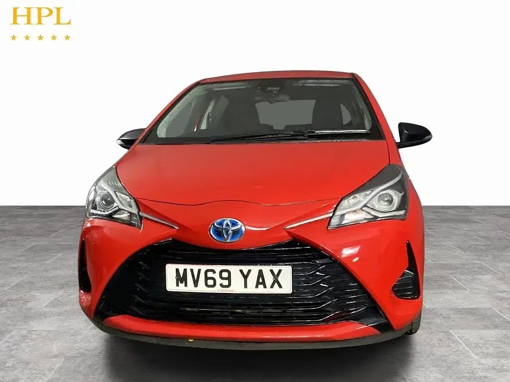 Used Toyota Yaris Active 100 HP (73 kW) 2019 Red Hatchback