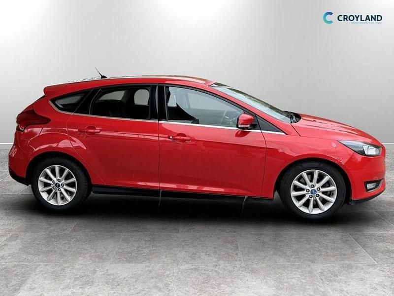 Used Ford Focus Titanium 150 HP (110 kW) 2016 Red Hatchback