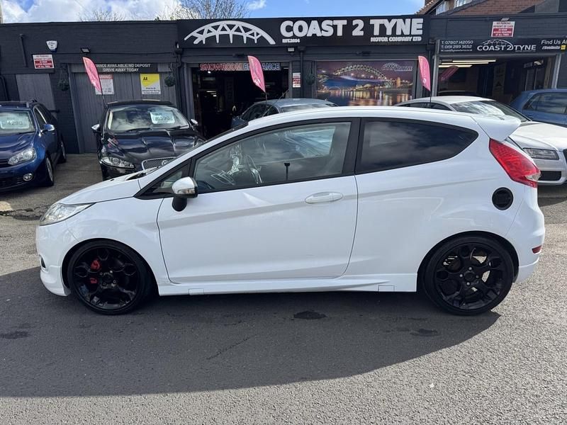 Used Ford Fiesta Zetec 2012 White Hatchback