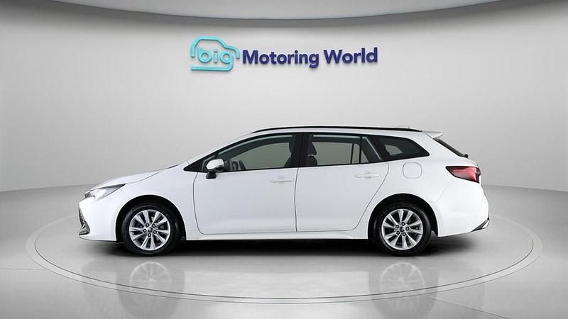 Used Toyota Corolla 140 HP (102 kW) 2024 White Estate