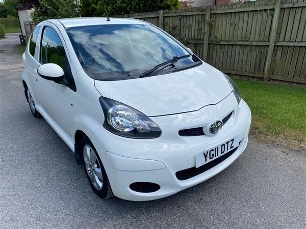 White Used 2011 Toyota Aygo Hatchback | £2,290 (Fair price) - Image 1/1