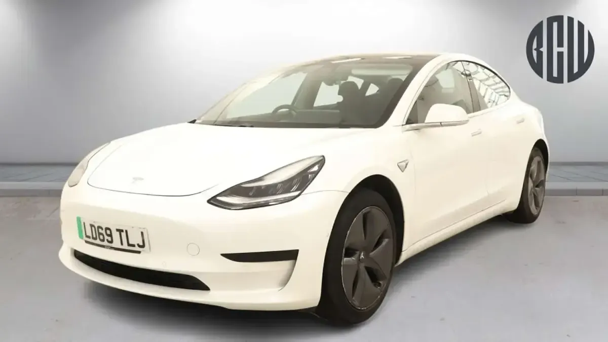 Used Tesla Model 3 Standard Range Plus 239 kW (325 HP) 2019 White Sedan