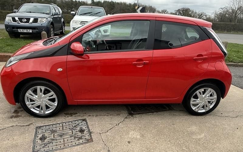 Used Toyota Aygo x-press 69 HP (50 kW) 2015 Red Hatchback