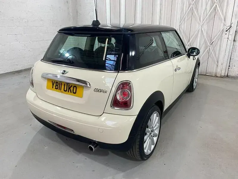 Used Mini Cooper Hatch 120 HP (88 kW) 2011 White Hatchback