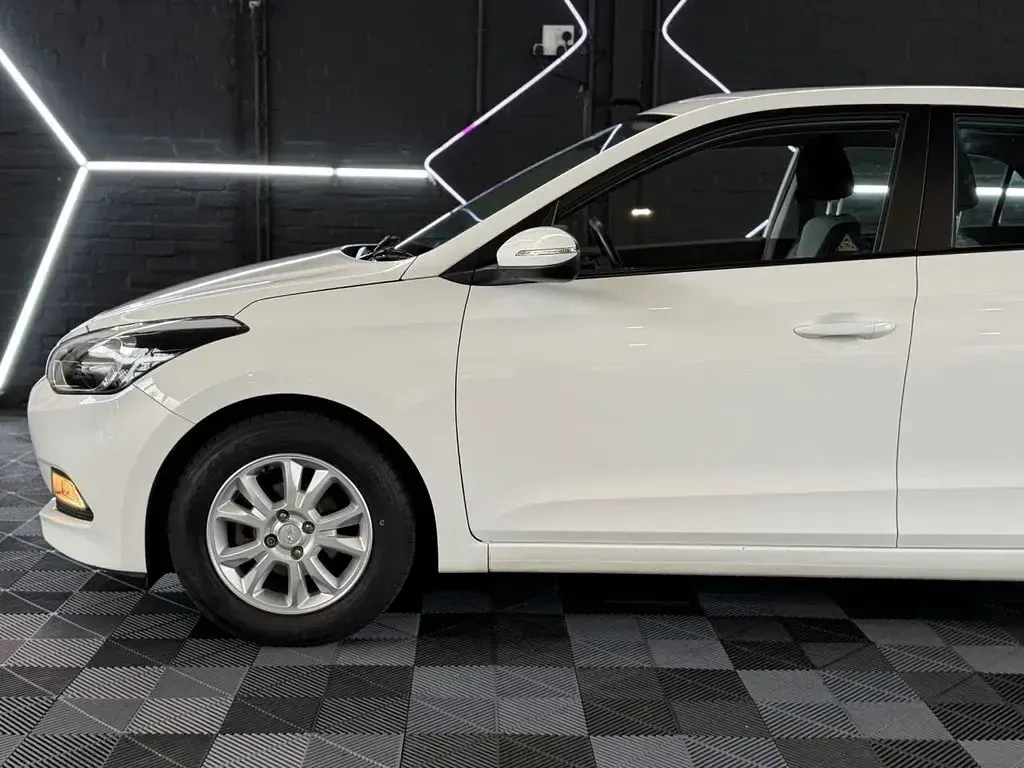 Used Hyundai i20 SE 84 HP (61 kW) 2016 White Hatchback