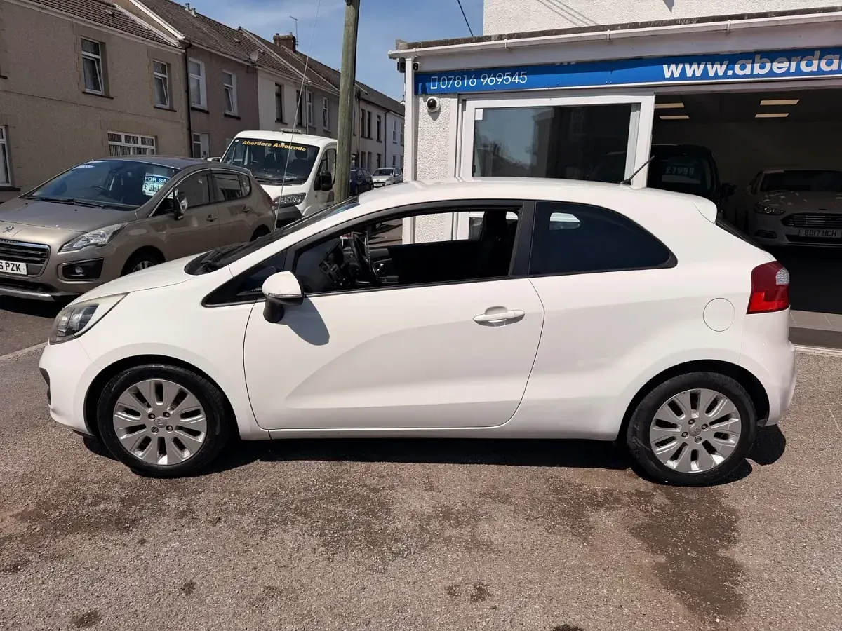 Used Kia Rio 84 HP (61 kW) 2012 White Hatchback