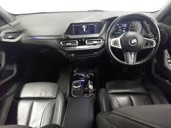 Begagnad BMW 118 M Sport 140 HK (102 kW) 2021 Vit Halvkombi