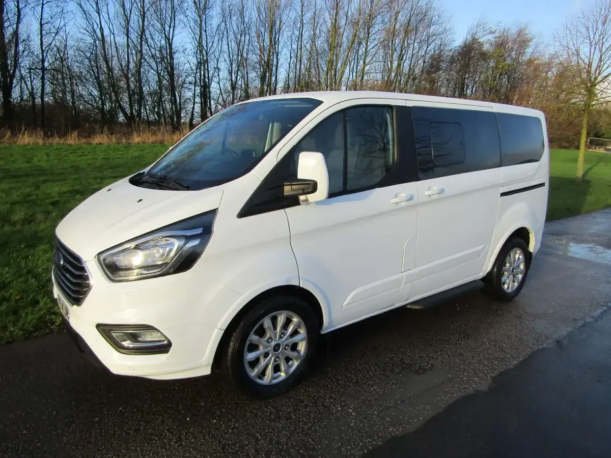 Usado Ford Tourneo Titanium 130 HP (95 kW) 2019 Cinzento Monovolume