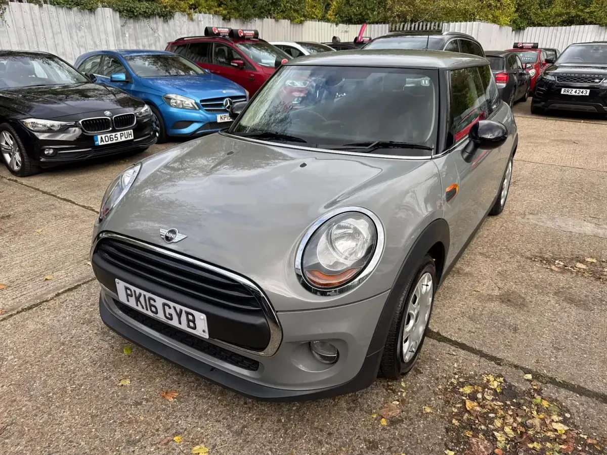 Usado Mini ONE Hatch 102 CV (75 kW) 2016 Gris Utilitario