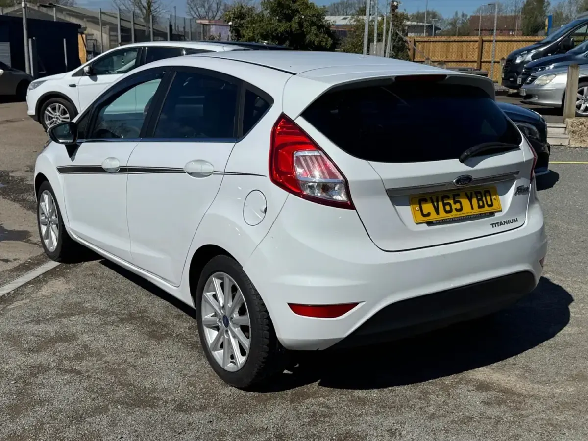 Begagnad Ford Fiesta Titanium 75 HK (55 kW) 2015 Vit Halvkombi