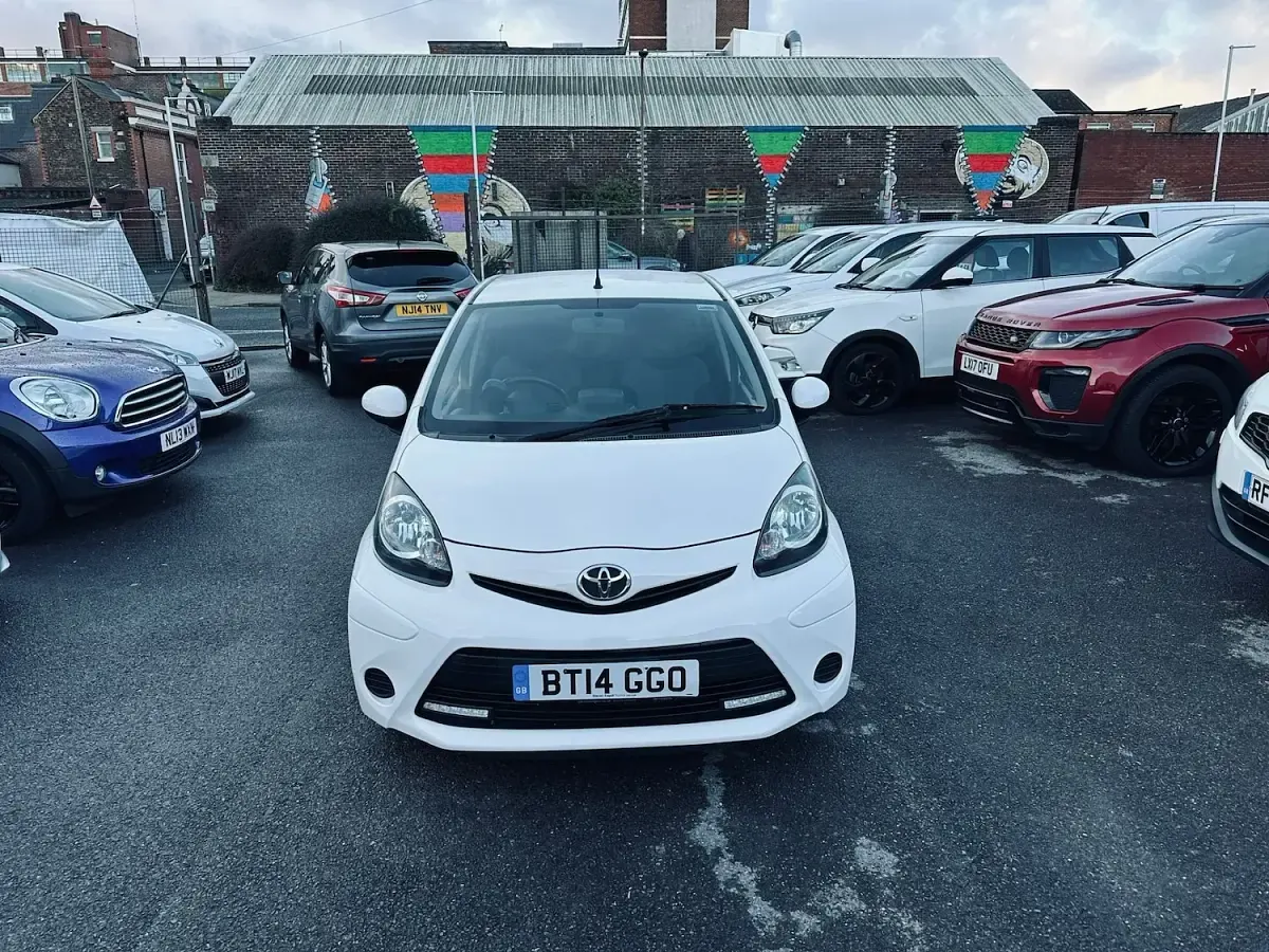 Used Toyota Aygo Style 68 HP (50 kW) 2014 White Hatchback