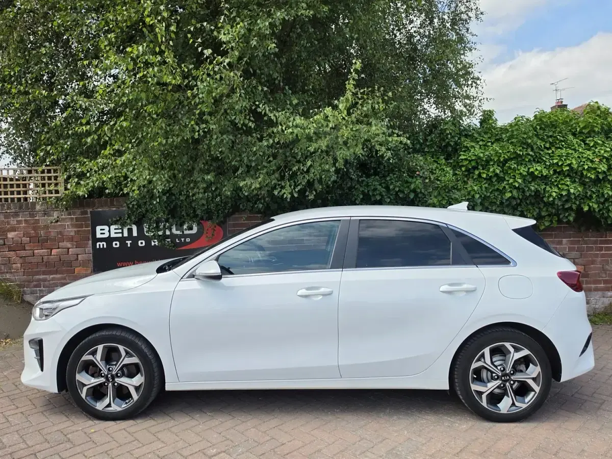 Used Kia Ceed 2019 White Hatchback