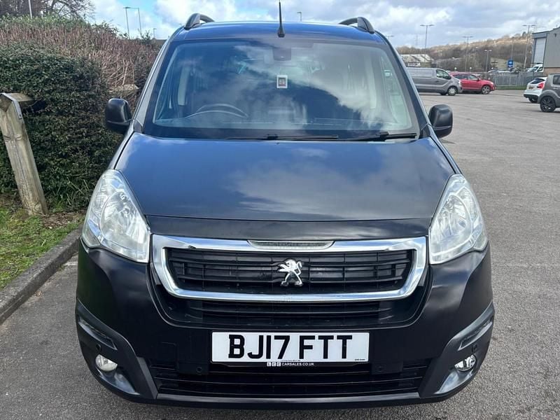 Used Peugeot TePee Outdoor 100 HP (73 kW) 2017 Grey MPV