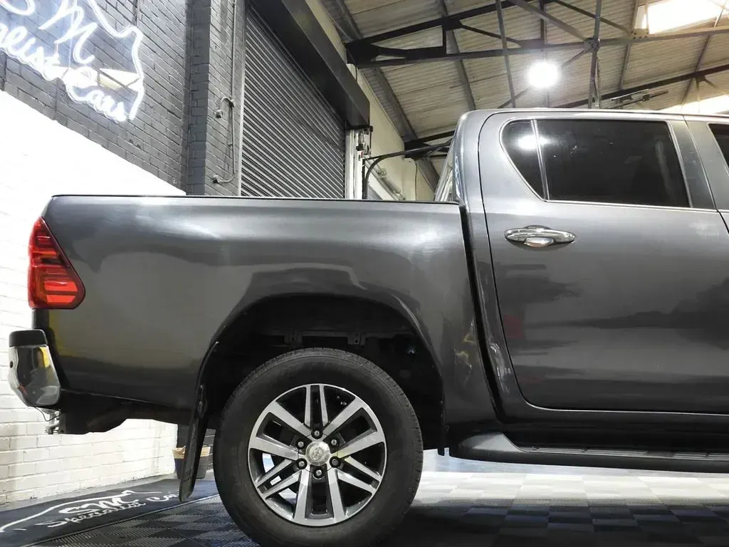Used Toyota HiLux 150 HP (110 kW) 2020 Grey Pickup
