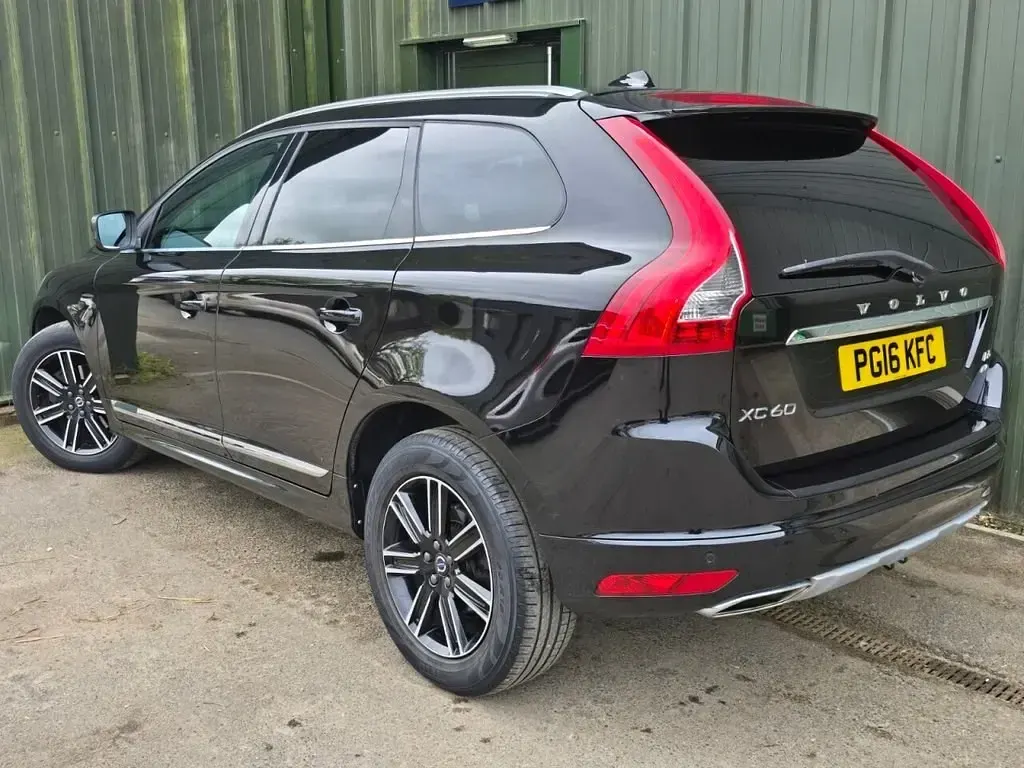 Usado Volvo XC60 SE Lux 220 HP (161 kW) 2016 Preto SUV