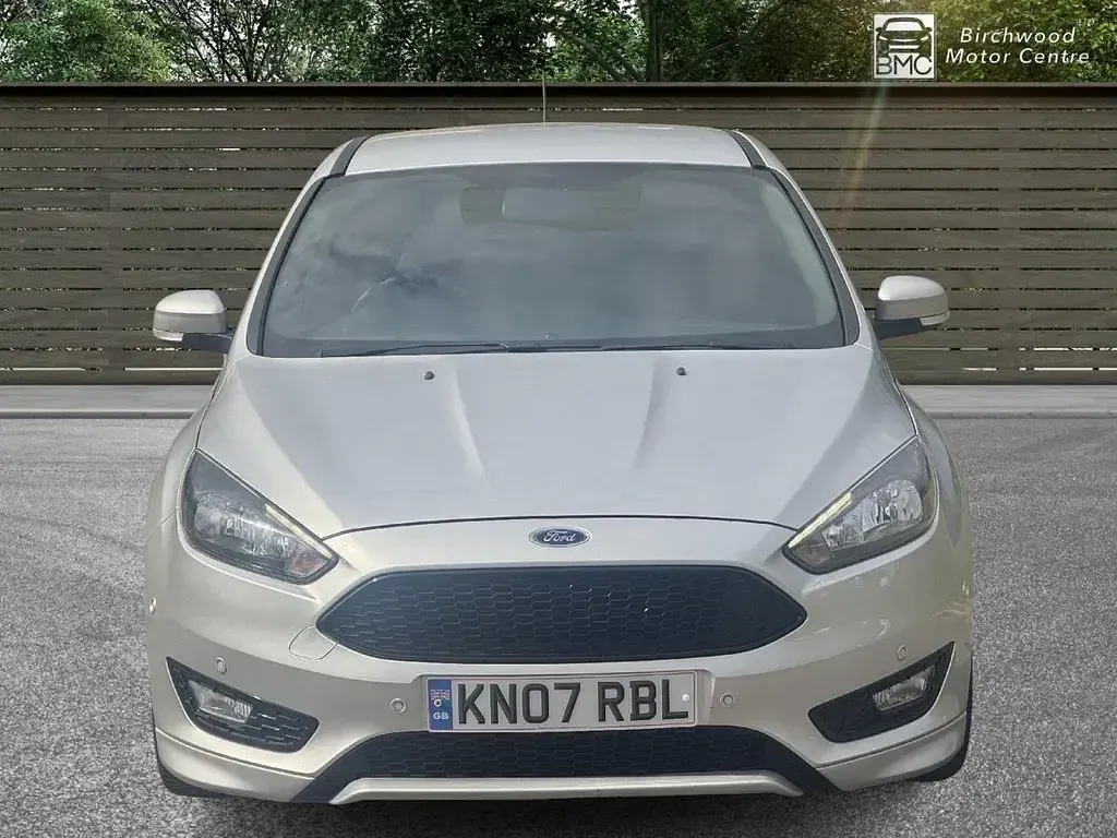 Used Ford Focus ST-Line 125 HP (91 kW) 2017 Silver Hatchback