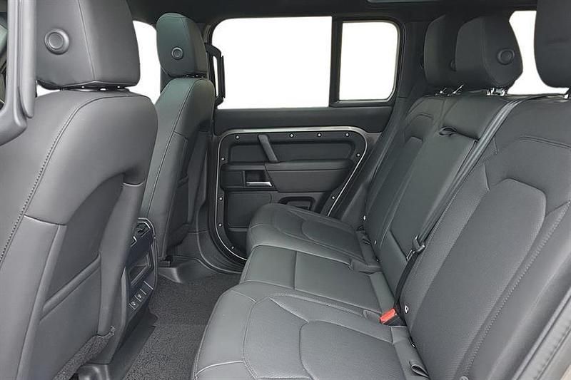 Used Land Rover Defender SE Dynamic 249 HP (183 kW) 2024 Silicon silver Estate