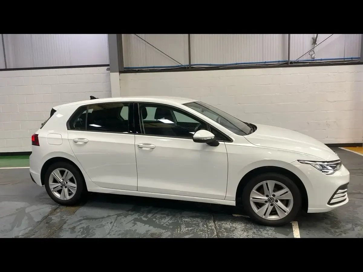 Begagnad VW Golf VII Life 110 HK (80 kW) 2021 Vit Halvkombi