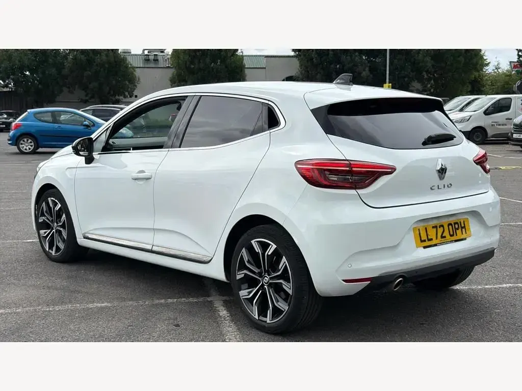 Used Renault Clio Techno 90 HP (66 kW) 2022 Solid  glacier white  Hatchback