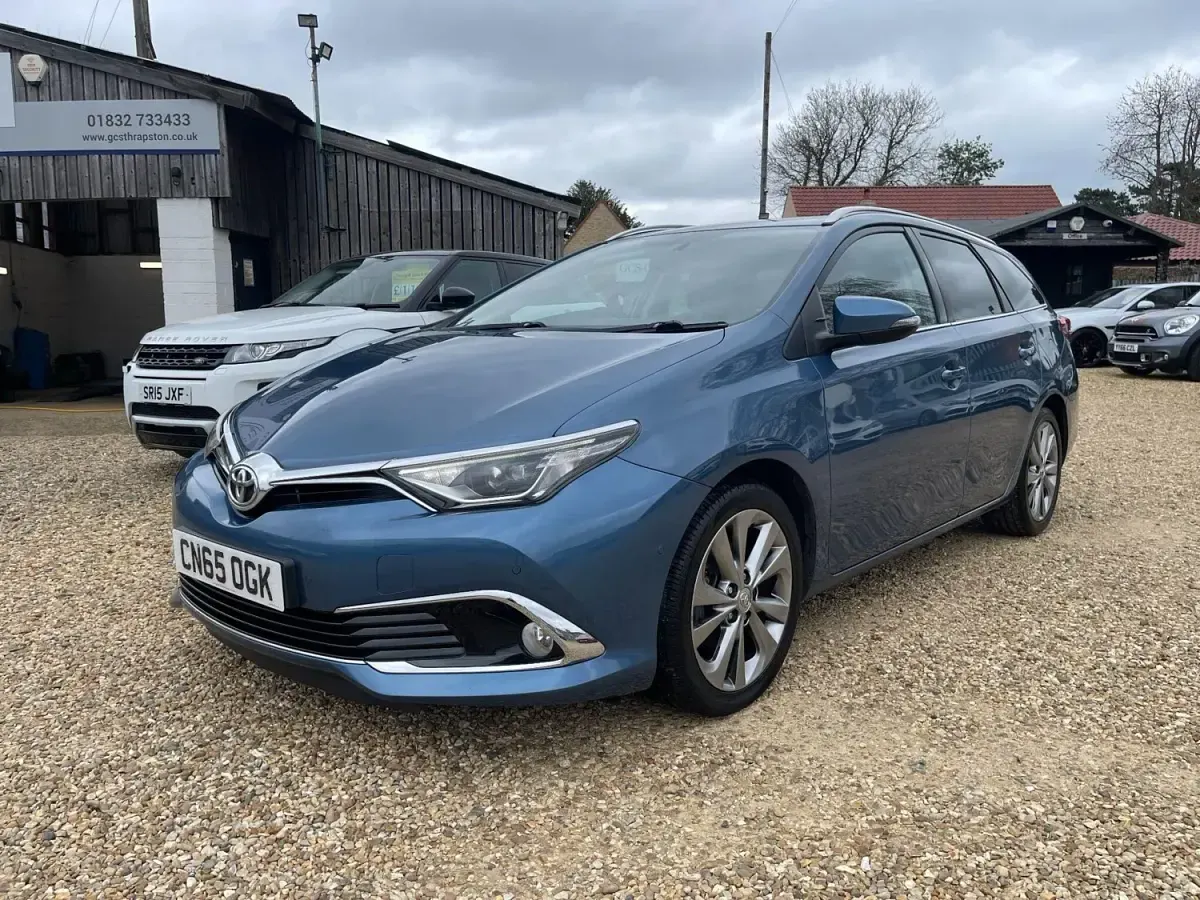 Usado Toyota Auris 112 HP (82 kW) 2015 Azul Carrinha