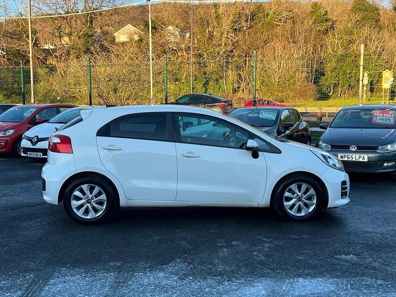 Used Kia Rio 75 HP (55 kW) 2016 White Hatchback
