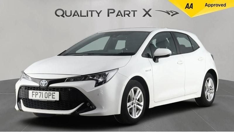 Used Toyota Corolla 122 HP (89 kW) 2021 White Hatchback