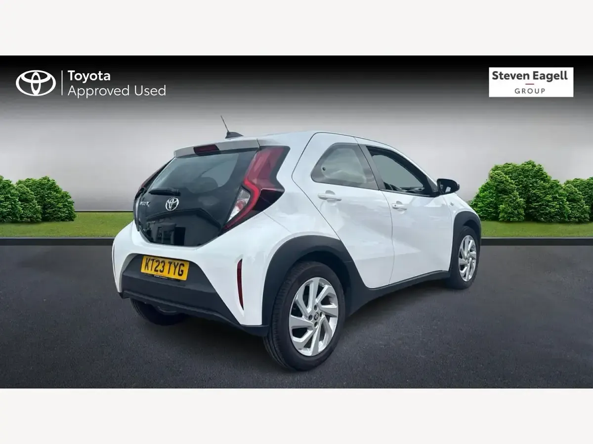 Used Toyota Aygo X PURE 72 HP (52 kW) 2023 White SUV