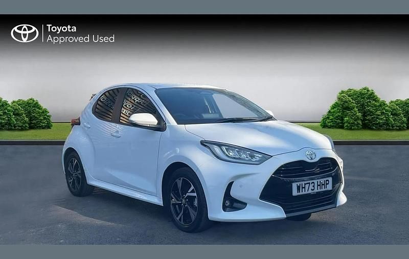 Used Toyota Yaris Hybrid Design 116 HP (85 kW) 2024 Pure white Hatchback