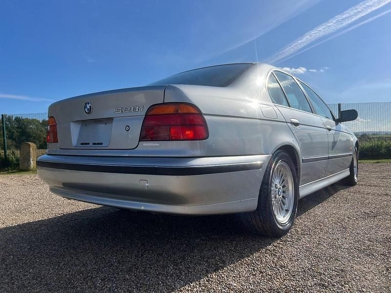 Begagnad BMW 528 1997 Silver Sedan