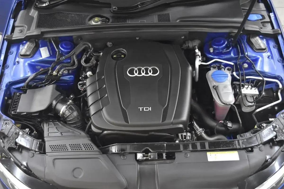 Used Audi A4 Black Edition 177 HP (130 kW) 2015 Blue Sedan