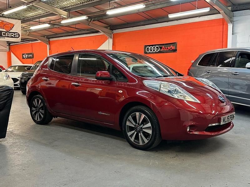 Begagnad Nissan Leaf Tekna 80 kW (109 HK) 2015 Röd Halvkombi