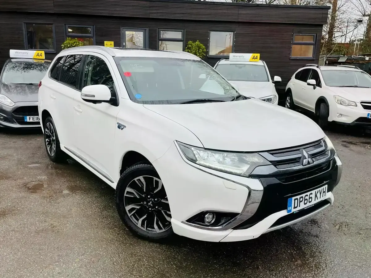 Used Mitsubishi Outlander P-HEV 2017 White Estate