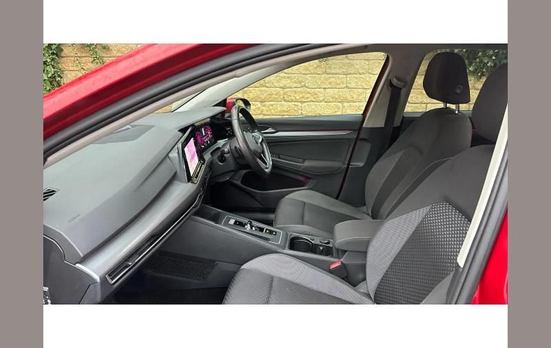 Używany VW Golf VIII Active 150 KM (110 kW) 2022 Czerwony Hatchback