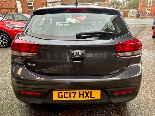 Usado Kia Rio 98 CV (72 kW) 2017 Gris Utilitario