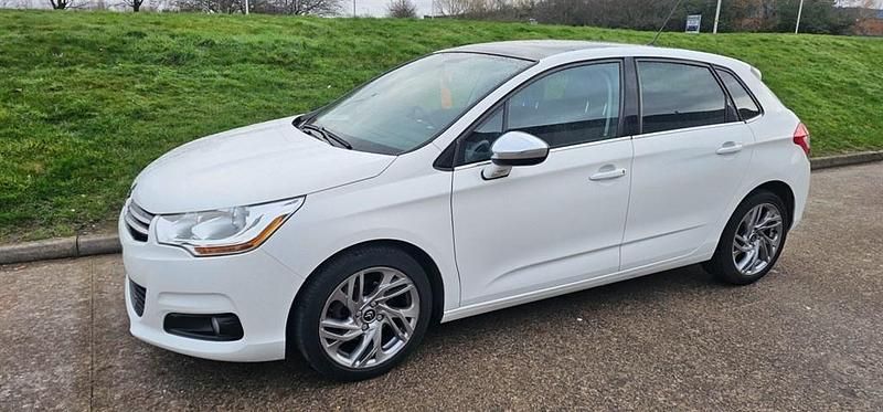 Used Citroën C4 SELECTION 2014 White Hatchback