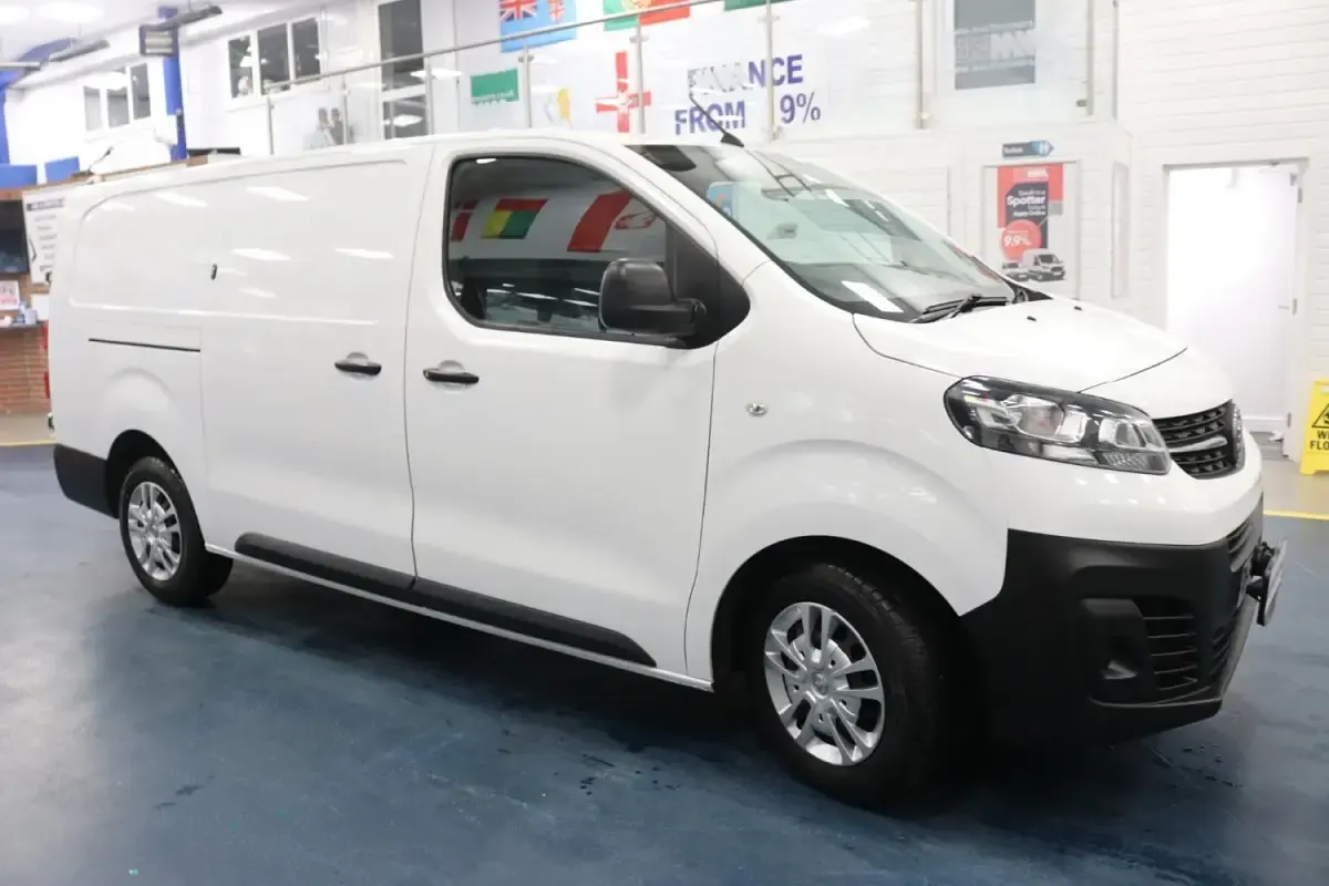 Używany Vauxhall Vivaro S 100 KM (73 kW) 2020 Biały Minivan